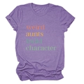 Detailansicht des lila T-Shirts mit Rundhalsausschnitt, buntem Text und weichem Stoff - S / Oberteile / Lila