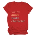 Nahaufnahme des bunten 'weird aunts'-Aufdrucks auf einem roten Baumwoll-T-Shirt - S / Oberteile / Rot