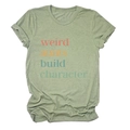 Detail der bunten Weird Aunts Build Character Aufschrift auf grünem Baumwoll-T-Shirt - S / Oberteile / Olivgrün
