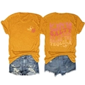 Dettaglio della stampa tequila vintage su t-shirt gialla e shorts in jeans strappati - S / Giallo Senape