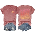 Vue détaillée de l'imprimé au dos et du tissu rouge chiné doux du t-shirt à motifs - Or rose