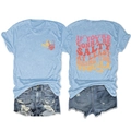 Détail du t-shirt bleu avec slogan vintage et short en jean vieilli avec bords effilochés - Bleu clair
