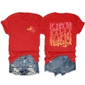 Détail d'un T-shirt graphique rouge avec imprimé au dos et short en jean délavé bleu - Rouge