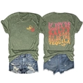 Détail du motif vintage sur t-shirt vert foncé et short en jean bleu délavé usé - Vert olive