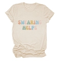Dettaglio della stampa Swearing Helps su t-shirt beige casual a maniche corte - S / Sabbia