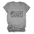 Dettaglio delle maniche risvoltate e della stampa Physical Therapy su t-shirt grigia - S / Grigio Scuro (Font Nero)