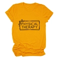 Dettaglio della stampa Physical Therapy su t-shirt gialla con decorazione a macchie leopardate - S / Giallo Senape (Testo Nero)