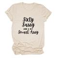 Dettaglio della maglietta albicocca con stampa Sixty Sassy e maniche con risvolto - S / Sabbia (Font Nero)
