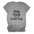 Primo piano della t-shirt grigia in cotone con scritta divertente e maniche arrotolate - S / Grigio Scuro (Font Nero)