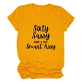 Dettaglio della t-shirt gialla girocollo con stampa Sixty Sassy and a bit Smart Assy - S / Giallo Senape (Testo Nero)