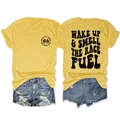 Détail du motif de course vintage imprimé sur un t-shirt jaune en coton et un short en jean - S / Jaune
