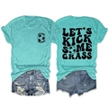 Primo piano della t-shirt in cotone verde con stampa Let's Kick Some Grass e grafica calcio - Taglia S / Top / blu profondo