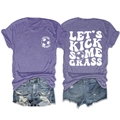 Dettaglio della maglietta Let's Kick Some Grass con grafica calcio e pantaloncini - Taglia S / Top / Viola