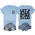 Vista dettagliata fronte e retro della t-shirt celeste con slogan Let's Kick Some Grass - Taglia S / Top / Azzurro (Stampa Nera)