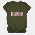 Dettaglio della stampa Registered Nurse su una morbida t-shirt in cotone verde oliva - Taglia S / Verde militare