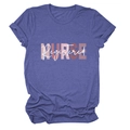 Dettaglio della t-shirt viola mélange con stampa Nurse Registered e maniche arrotolate - Taglia S / blu retrò
