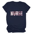 Dettaglio della maglietta blu navy con stampa Registered Nurse in rosa e bianco - Taglia S / Blu Notte