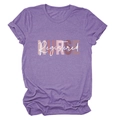 Dettaglio della t-shirt in cotone viola melange con stampa Registered NURSE e girocollo - Taglia S / Viola