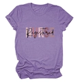 Dettaglio della t-shirt viola Registered NURSE con trama in cotone e stampa grafica - Taglia S / Viola