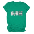 Dettaglio della t-shirt verde con stampa NURSE Registered per professionisti infermieri - Taglia S / Verde Scuro