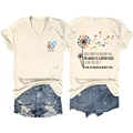 Detail des inspirierenden Rückendrucks auf beige V-Ausschnitt T-Shirt mit Denim-Shorts - S / Sandfarben