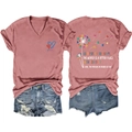 Detaillierte Flachbildansicht von pinkem V-Ausschnitt T-Shirt mit Herzprint und Denim-Shorts - S / Roségold (Weißer Druck)