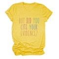 Detail van geel katoenen T-shirt met kleurrijke 'BUT DID YOU CITE YOUR EVIDENCE?' tekst - Geel