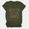 Detail van omgeslagen mouwen en kleurrijke sloganprint op een olijfgroen katoenen t-shirt - Legergroen