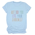 Detailopname van kleurrijke letters op lichtblauw t-shirt met academische tekstprint - Lichtblauw