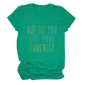 Detail van groen T-shirt met kleurrijke 'BUT DID YOU CITE YOUR EVIDENCE?' sloganprint - Donkergroen