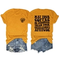 Dettagli fronte e retro della t-shirt gialla Cheer Mom e degli shorts in denim strappati - Taglia S / Top / Giallo Senape (Stampa Nera)