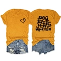 Flachbild-Detail des senfgelben T-Shirts mit Dog-Hair-Print und Distressed-Denim-Shorts - S / Senfgelb