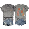 Tenue d'été t-shirt gris In My Gigi Era et short en jean déchiré posé à plat sur fond blanc - S / gris foncé
