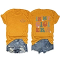 Détail de l'imprimé In My Gigi Era avec motif floral rétro sur t-shirt jaune moutarde - S / Jaune Moutarde
