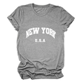 Dettaglio della maglietta grigia in cotone con stampa New York USA su sfondo bianco - S / Grigio Scuro (Font Bianco)