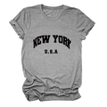 Dettaglio della t-shirt in cotone grigio con stampa vintage New York USA e orlo arrotolato - S / Grigio Scuro (Font Nero)