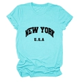 Détail des lettres New York USA de style vintage sur un T-shirt en coton turquoise - Bleu Eau Profonde (Police Noire)