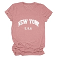 Détail du logo New York USA sur t-shirt rose poudré en coton à manches courtes et col rond - Or Rose (Police Blanche)