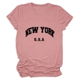 Détail des revers de manches et imprimé New York USA sur t-shirt rose en coton - Or Rose (Police Noire)