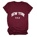 Détail d'un t-shirt bordeaux New York USA avec col rond et manches à revers décontracté - Rouge Vin (Police Blanche)