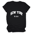 Détail de l'imprimé New York USA blanc sur le devant d'un T-shirt noir en coton doux - Noir (Police Blanche)
