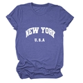 Détail de l'imprimé New York USA et texture du tissu sur un t-shirt bleu chiné - Bleu Rétro (Police Blanche)