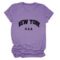Détail de l'imprimé New York USA sur t-shirt en coton violet avec manches à revers - Violet (Texte Noir)