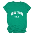 Gros plan détaillé du tissu du t-shirt vert New York USA et détails de l'imprimé - Vert Foncé (Police Blanche)