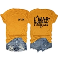 Dettaglio maglietta giallo zenzero con stampa M♡M nera e testo I WAS NORMAL 3 KIDS AGO - S / Giallo Senape (Stampa Nera)