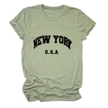 Détail de l'imprimé New York USA sur un t-shirt vintage en coton de couleur vert sauge - Vert Olive (Police Noire)