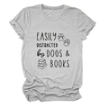 Detailansicht des grauen T-Shirts mit Distracted by Dogs & Books Grafikdruck - S / Hellgrau (Schwarze Schrift)