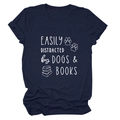 Detail eines dunkelblauen T-Shirts mit Easily Distracted by Dogs and Books Aufdruck - S / Marineblau (Weiße Schrift)