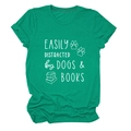Detailansicht vom grünen Baumwoll-T-Shirt mit Hunde- und Bücher-Grafikdruck - S / Dunkelgrün (Weiße Schrift)