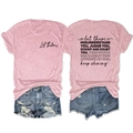 Détail d'un t-shirt rose en coton imprimé et d'un short en jean vintage effiloché - Rose
